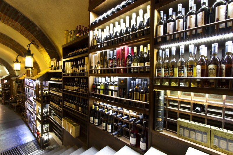 ecommerce-MANDELIEU LA NAPOULE-min_world_street_travel_shop_canon_georgia_wine_bottles-429767